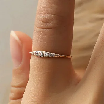 Huitan Enkel Tynd Ring med Runde Cubic Zirconia Alsidige Tilbehør Part Daglige Slid Ring Mode Smykker til Kvinder