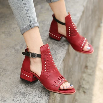 Oprindelige kvinders sko sommeren nye mode læder nitte dekoration ét ord spænde åben tå, mid-heel tyk hæl sandaler kvinder