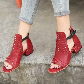 Oprindelige kvinders sko sommeren nye mode læder nitte dekoration ét ord spænde åben tå, mid-heel tyk hæl sandaler kvinder