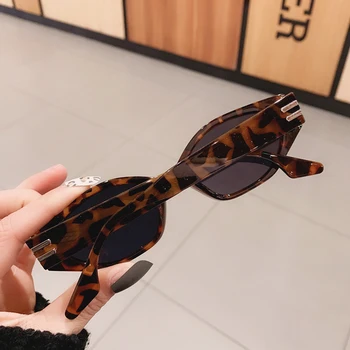 Vintage Luksus Brand Designer Cat Eye Solbriller Kvinder Mænd 2021 Fashion Lille Ramme Nitte Ovale solbriller UV400 Nuancer gafas